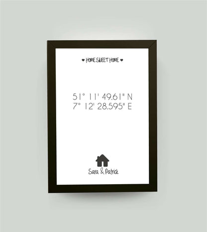 Personalisiertes Bild "HOME SWEET HOME HAUS" in weiß, DIN A4, mit Rahmen schwarz 21x30cm, ohne Passepartout, Copyright: 321geschenke.de
