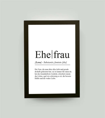 Personalisiertes Bild “Definition EHEFRAU”, DIN A4, mit Rahmen schwarz 21x30cm, ohne Passepartout, Copyright: 321geschenke.de