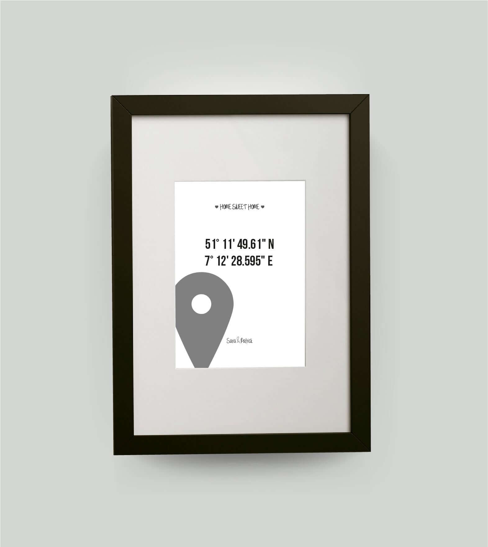 Personalisiertes Bild "HOME SWEET HOME GPS" in weiß, 13x18cm, mit Rahmen schwarz 21x30cm, mit Passepartout