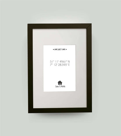 Personalisiertes Bild "HOME SWEET HOME HAUS" in weiß, 13x18cm, mit Rahmen schwarz 21x30cm, mit Passepartout, Copyright: 321geschenke.de