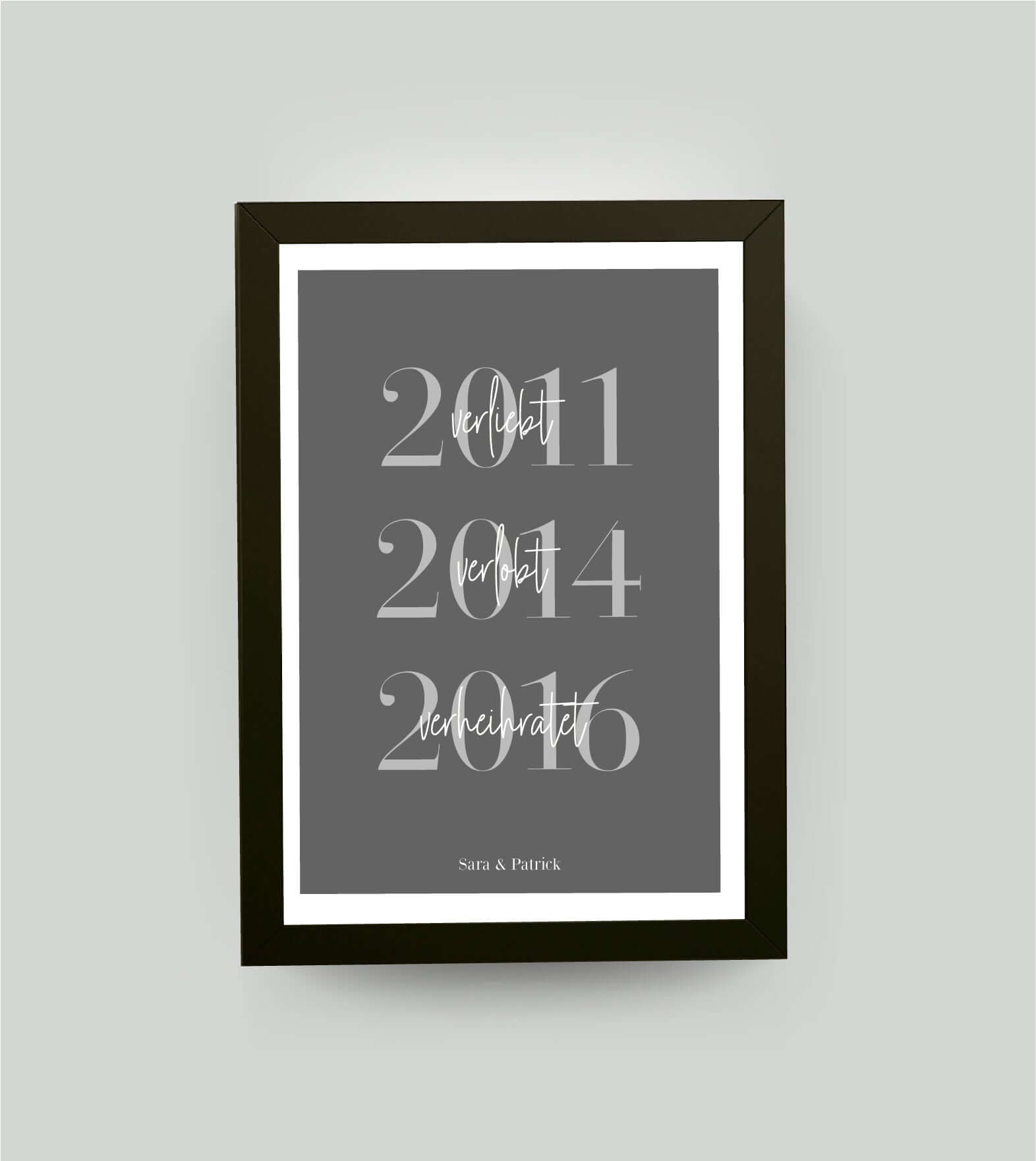 Personalisiertes Bild “VERLIEBT - VERLOBT - VERHEIRATET” - Jahreszahl, Bildfarbe: Anthrazit/Schwarz, Bildgröße: 13x18cm, DIN A4, DIN A3, Bilderrahmen: Bilderrahmen schwarz ohne Passepartout, Copyright:321geschenke.de