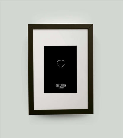 Personalisiertes Bild „Herz mit Name und Datum”, Bildfarbe: Schwarz, Bildgröße: DIN A4, Bilderrahmen: Bilderrahmen schwarz mit Passepartout,Copyright: 321geschenke.de