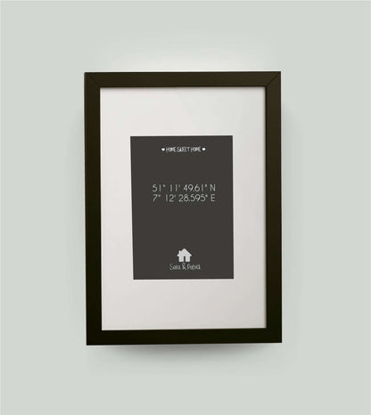 Personalisiertes Bild "HOME SWEET HOME HAUS" in schwarz/anthrazit, 13x18cm, mit Rahmen schwarz 21x30cm, mit Passepartout, Copyright: 321geschenke.de