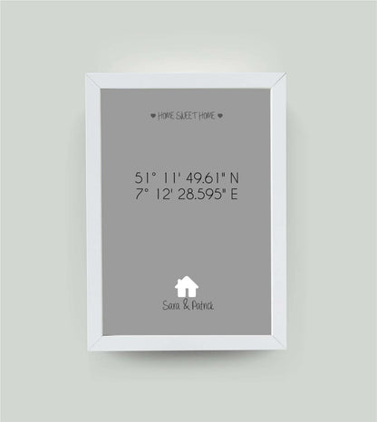 Personalisiertes Bild "HOME SWEET HOME HAUS" in grau, DIN A4, mit Rahmen weiß 21x30cm, ohne Passepartout, Copyright: 321geschenke.de