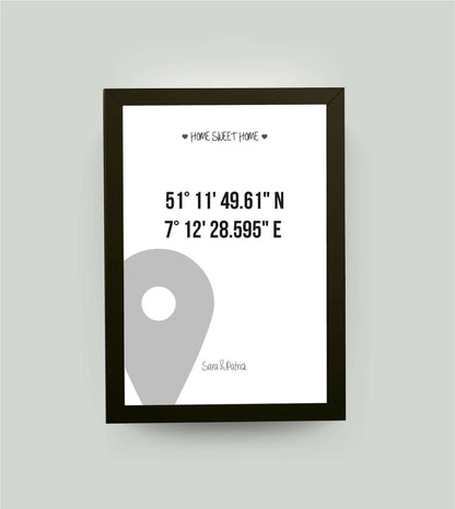 Personalisiertes Bild "HOME SWEET HOME GPS" in weiß, DIN A4, mit Rahmen schwarz 21x30cm, ohne Passepartout, Anwendungsbeispiel