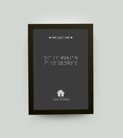 Personalisiertes Bild "HOME SWEET HOME HAUS" in schwarz/anthrazit, DIN A4, mit Rahmen weiß 21x30cm, ohne Passepartout, Copyright: 321geschenke.de