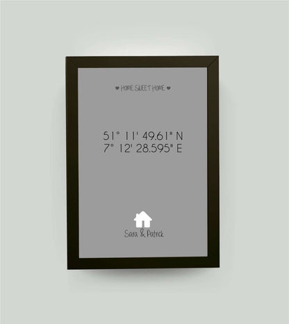 Personalisiertes Bild "HOME SWEET HOME HAUS" in grau, DIN A4, mit Rahmen schwarz 21x30cm, ohne Passepartout, Copyright: 321geschenke.de