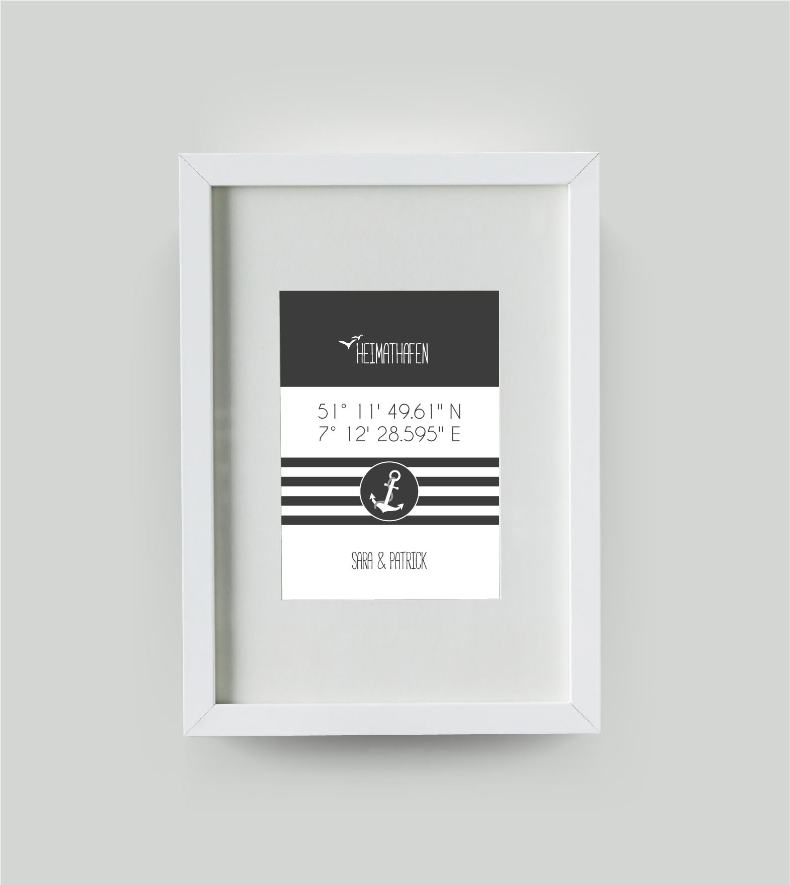 Personalisiertes Koordinaten Bild “HEIMATHAFEN” mit Anker gestreift, Bildfarbe: Anthrazit/Schwarz, Bildgröße: DIN A4, Bilderrahmen: Bilderrahmen weiß mit Passepartout, Copyright:321geschenke.de