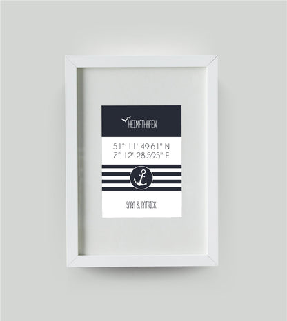 Personalisiertes Koordinaten Bild “HEIMATHAFEN” mit Anker gestreift, Bildfarbe: Maritime/Blau, Bildgröße: DIN A4, Bilderrahmen: Bilderrahmen weiß mit Passepartout, Copyright:321geschenke.de