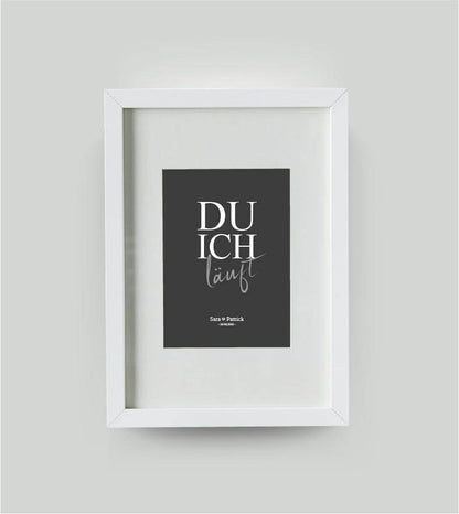 Personalisiertes Bild “DU ICH läuft”, Bildfarbe: Anthrazit/Schwarz, Bildgröße: DIN A4, Bilderrahmen: Bilderrahmen weiß mit Passepartout, Copyright: 321geschenke.de