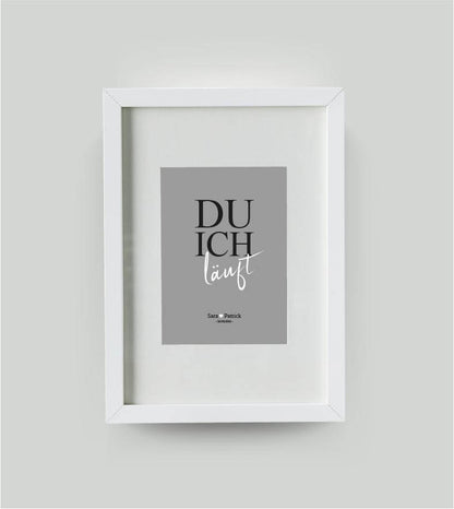 Personalisiertes Bild “DU ICH läuft”, Bildfarbe: Grau, Bildgröße: DIN A4, Bilderrahmen: Bilderrahmen weiß mit Passepartout, Copyright: 321geschenke.de