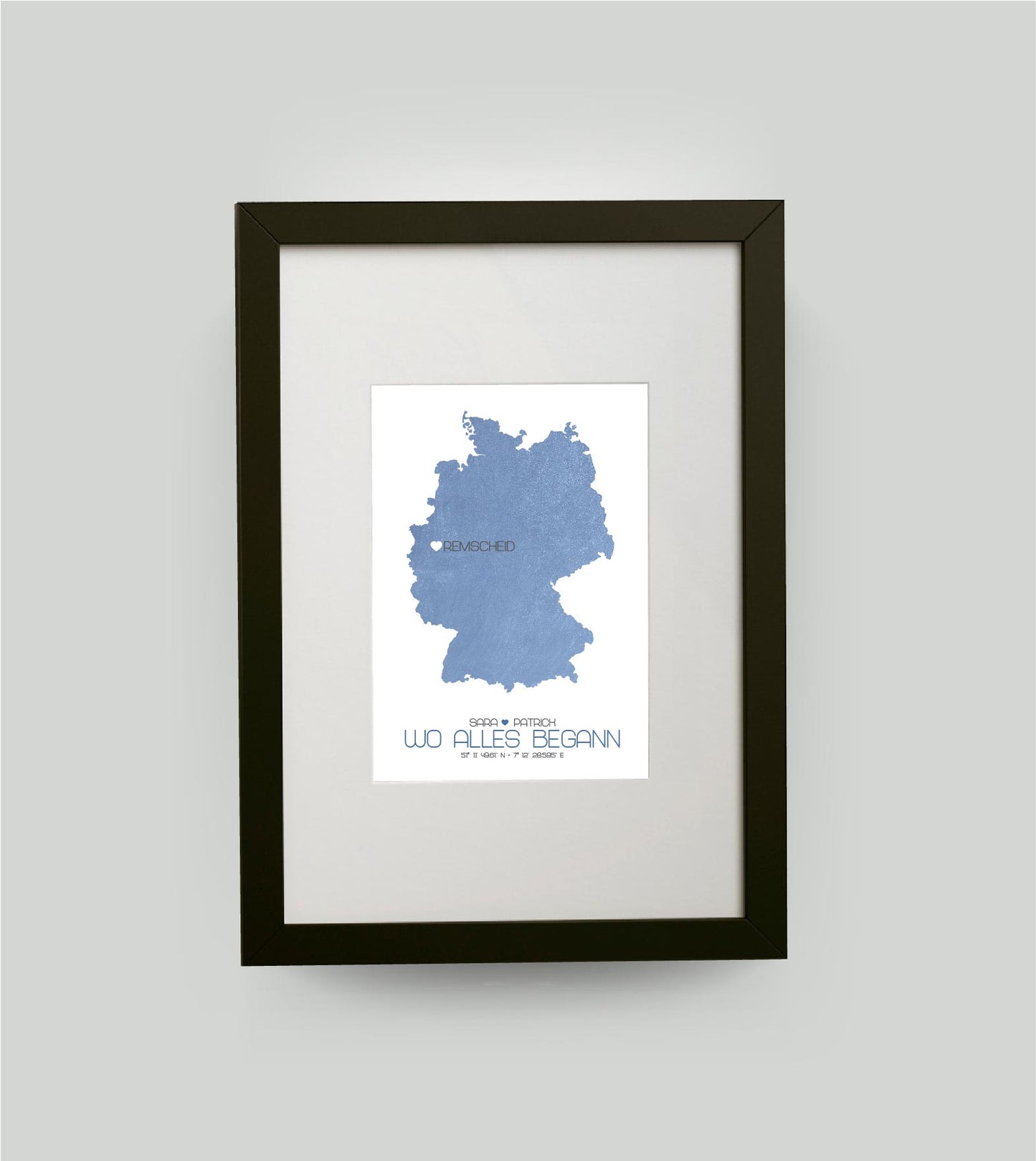 Personalisiertes Koordinaten Bild “Landkarte – Wo alles begann”, Bildfarbe: Blau, Bildgröße: DIN A4, Bilderrahmen: Bilderrahmen schwarz mit Passepartout, Copyright: 321geschenke.de