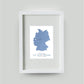 Personalisiertes Koordinaten Bild “Landkarte – Wo alles begann”, Bildfarbe: Blau, Bildgröße: DIN A4, Bilderrahmen: Bilderrahmen weiß mit Passepartout, Copyright: 321geschenke.de