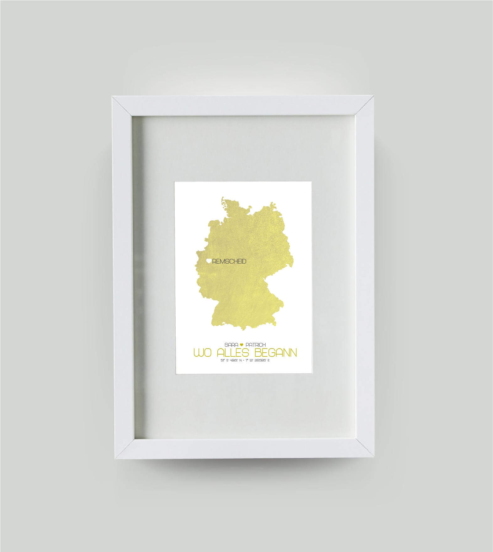 Personalisiertes Koordinaten Bild “Landkarte – Wo alles begann”, Bildfarbe: Gelb, Bildgröße: DIN A4, Bilderrahmen: Bilderrahmen weiß mit Passepartout, Copyright: 321geschenke.de