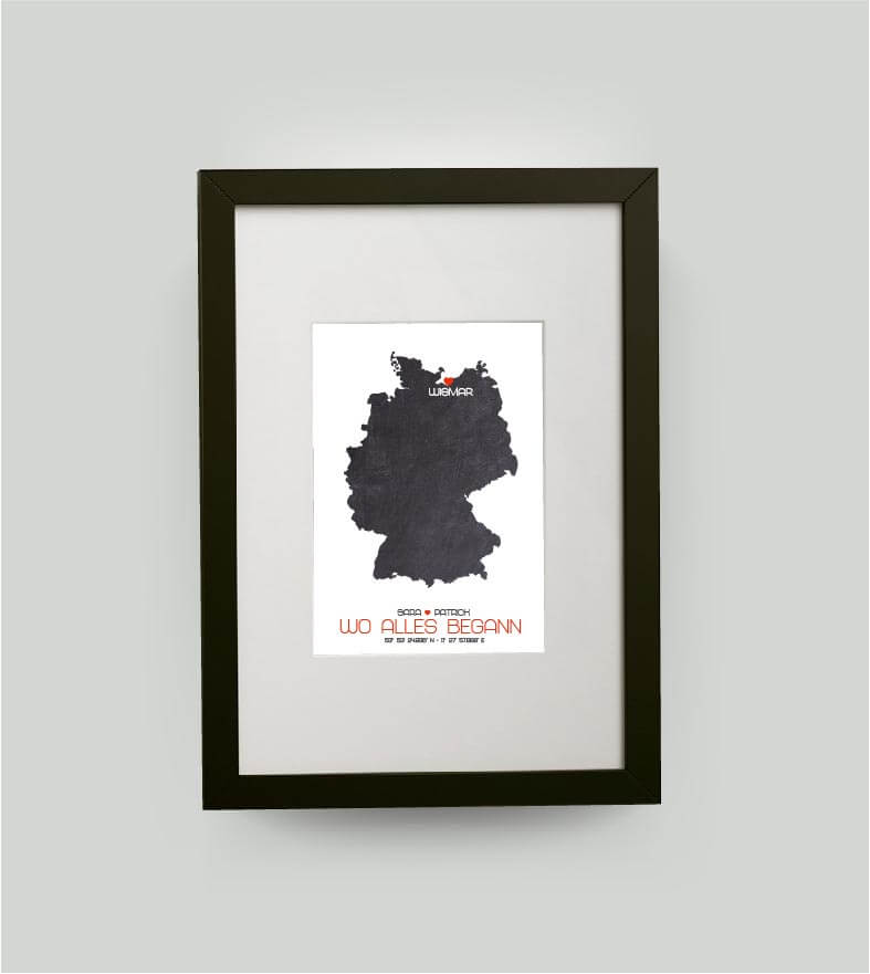 Personalisiertes Koordinaten Bild “Landkarte – Wo alles begann”, Bildfarbe: Anthrazit/Schwarz, Bildgröße: DIN A4, Bilderrahmen: Bilderrahmen schwarz mit Passepartout, Copyright: 321geschenke.de