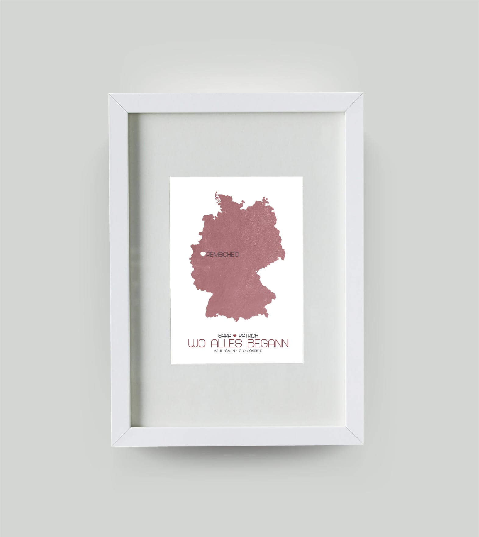 Personalisiertes Koordinaten Bild “Landkarte – Wo alles begann”, Bildfarbe: Rot, Bildgröße: DIN A4, Bilderrahmen: Bilderrahmen weiß mit Passepartout, Copyright: 321geschenke.de