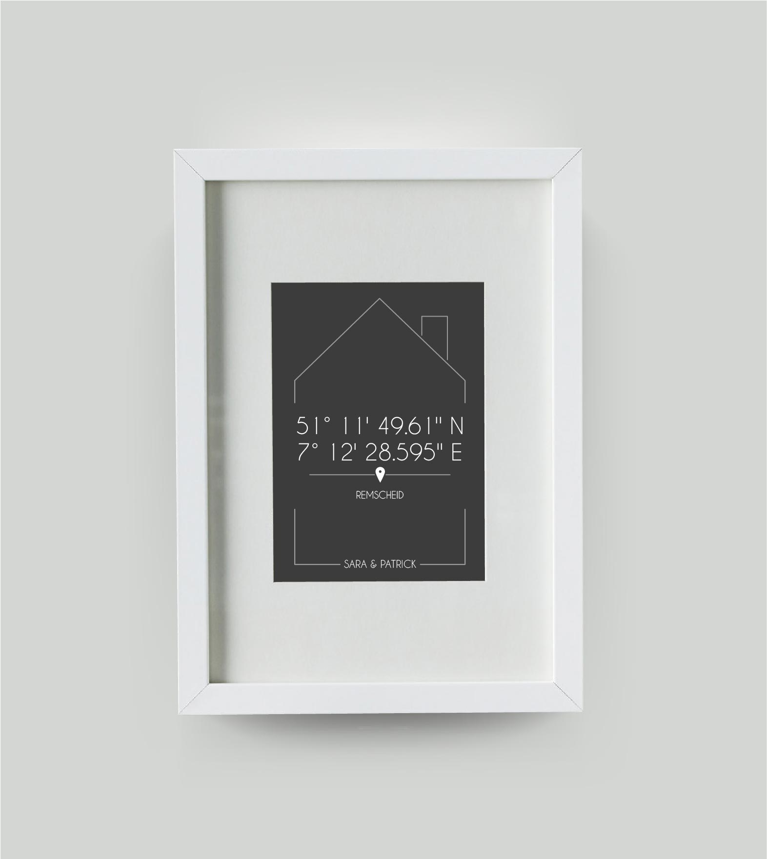 Personalisiertes Koordinatenbild “DAHEIM”, Bildfarbe: Anthrazit/Schwarz, Bildgröße: DIN A4, Bilderrahmen: Bilderrahmen weiß mit Passepartout, Copyright: 321geschenke.de