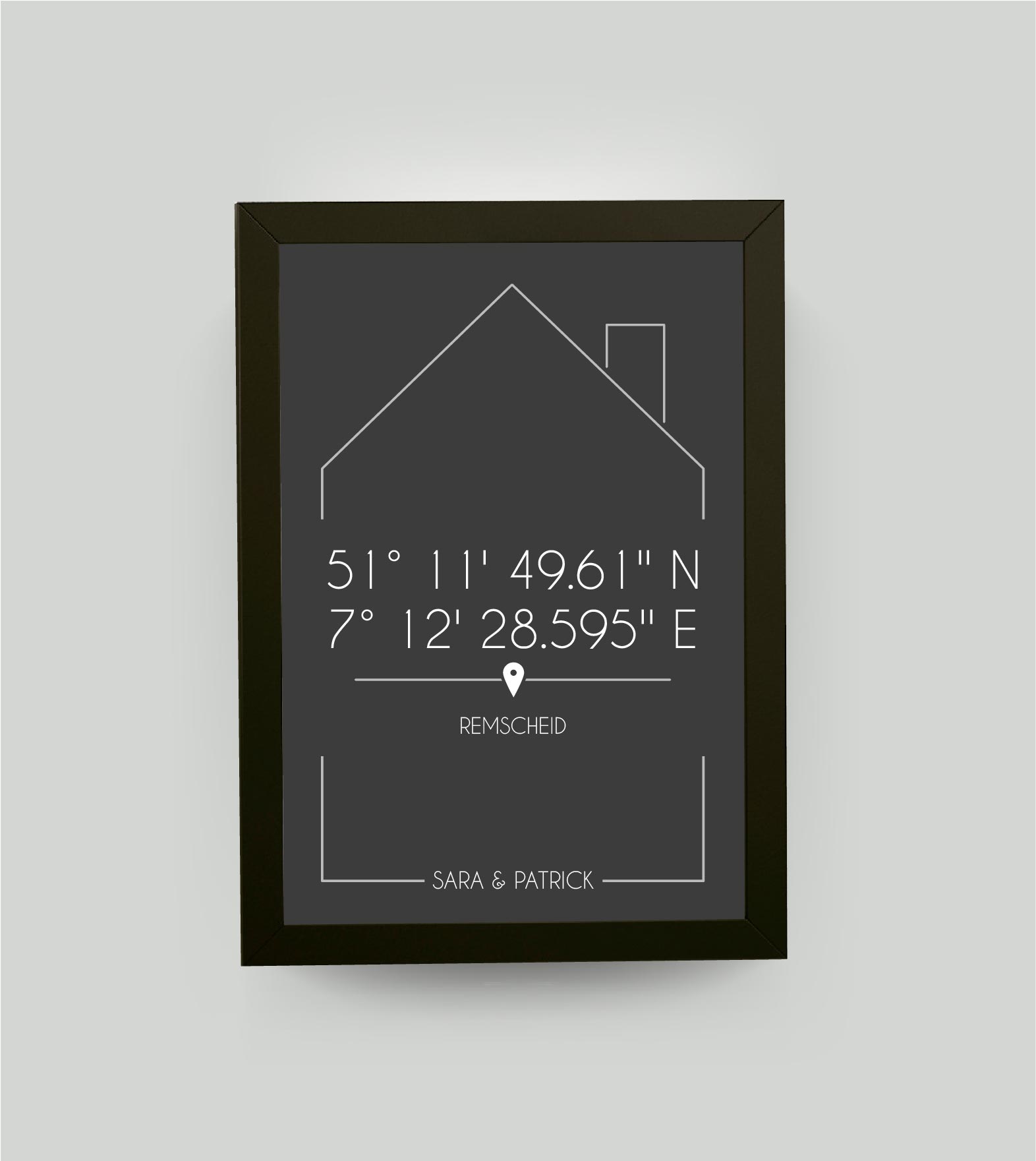 Personalisiertes Koordinatenbild “DAHEIM”, Bildfarbe: Anthrazit/Schwarz, Bildgröße: 13x18cm, Bilderrahmen: Bilderrahmen schwarz ohne Passepartout, Copyright: 321geschenke.de