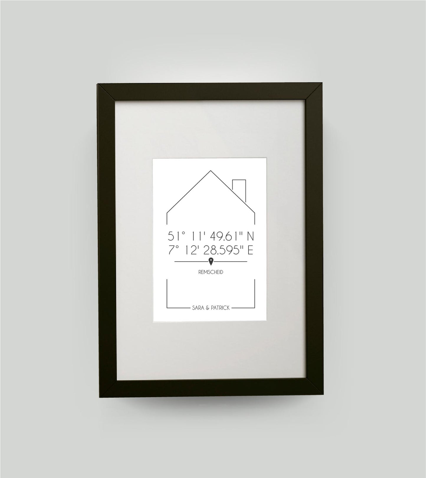 Personalisiertes Koordinatenbild “DAHEIM”, Bildfarbe: Weiß, Bildgröße: DIN A4, Bilderrahmen: Bilderrahmen schwarz mit Passepartout, Copyright: 321geschenke.de