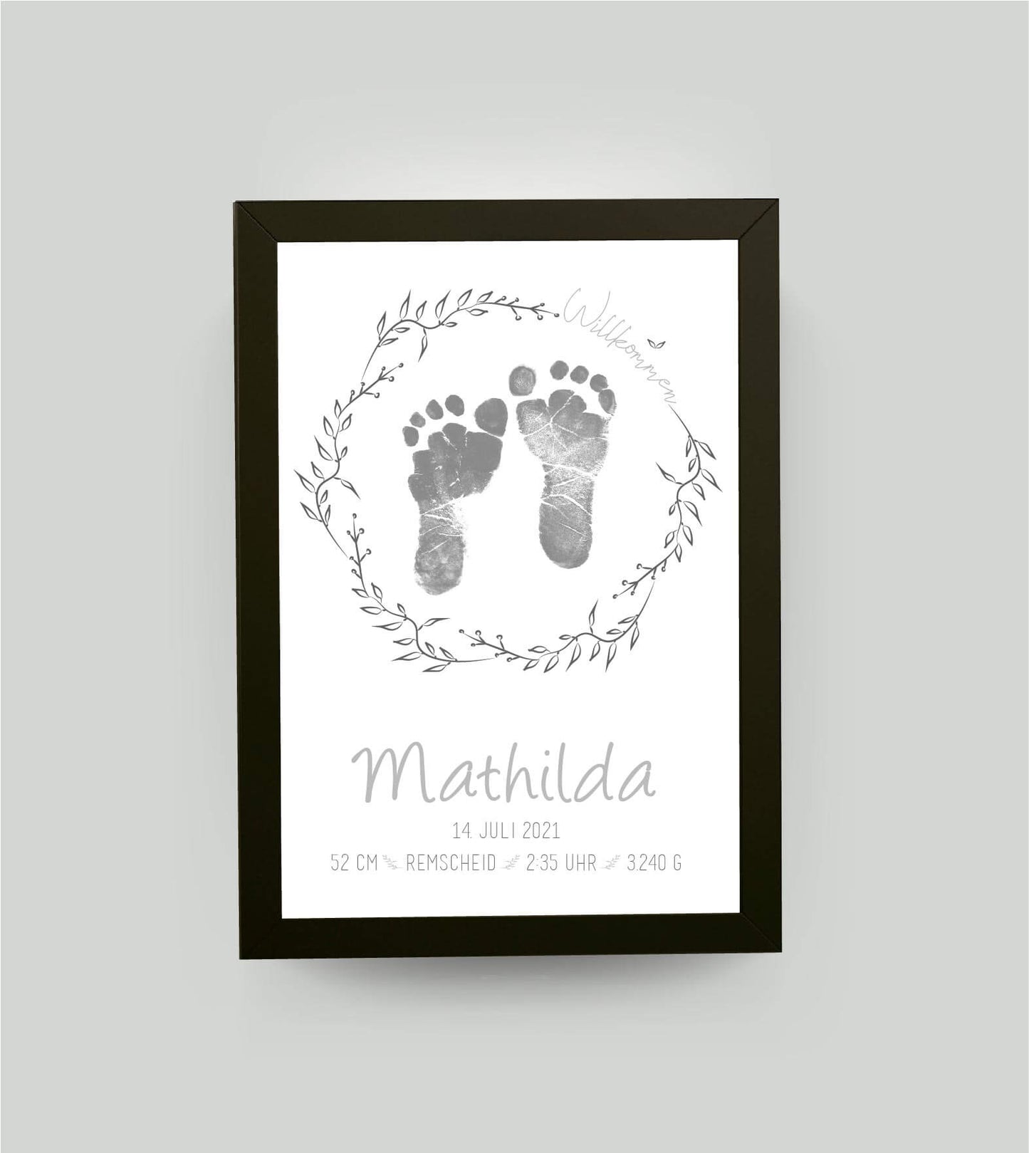 Personalisiertes Bild “Baby-Fußabdruck”, DIN A4, mit Rahmen schwarz 21x30cm, ohne Passepartout, Anwendungsbeispiel, Copyright: 321geschenke.de