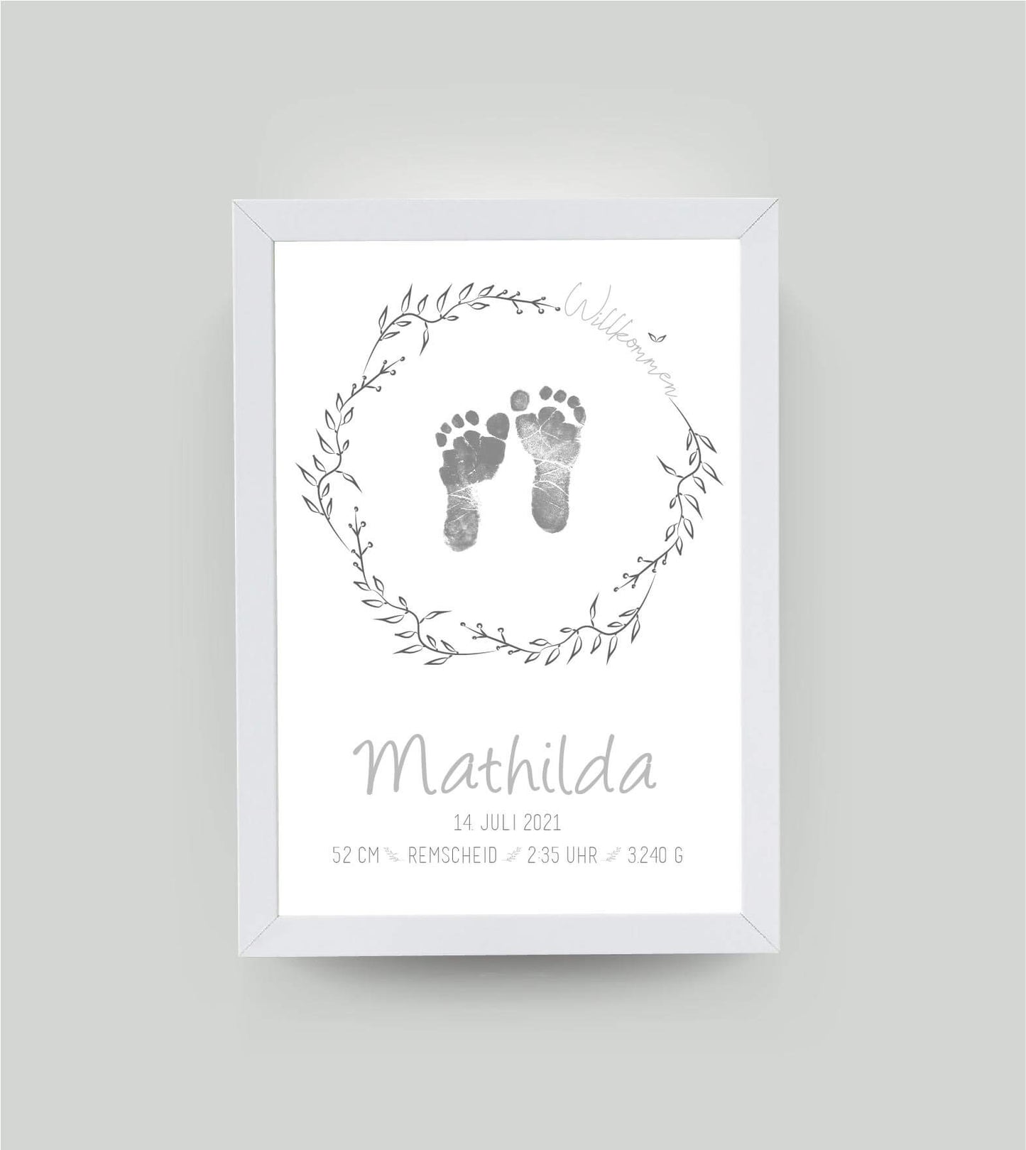 Personalisiertes Bild “Baby-Fußabdruck”, DIN A4, mit Rahmen weiß 21x30cm, ohne Passepartout, Anwendungsbeispiel
