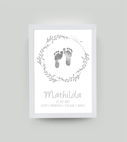 Personalisiertes Bild “Baby-Fußabdruck”, DIN A4, mit Rahmen weiß 21x30cm, ohne Passepartout, Anwendungsbeispiel