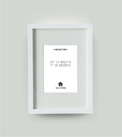 Personalisiertes Bild "HOME SWEET HOME HAUS" in weiß, 13x18cm, mit Rahmen weiß 21x30cm, mit Passepartout, Copyright:321geschenke.de