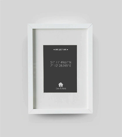 Personalisiertes Koordinatenposter “GPS”, anthrazit/schwarz, Bildgröße: 13x18cm, Bilderrahmen: Bilderrahmen weiß mit Passepartout, Copyright: 321geschenke.de