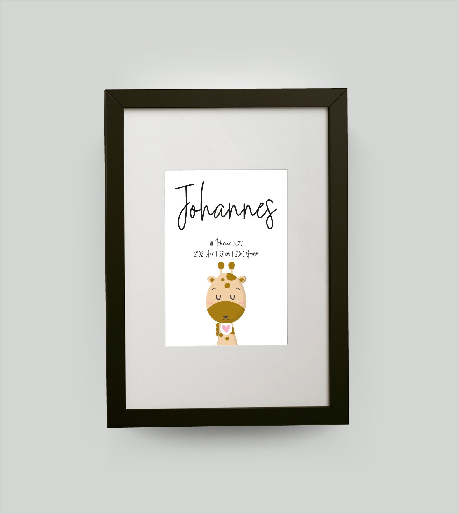 Personalisiertes Geburtsposter “GIRAFFE mit Herz”, Motiv: Giraffe, Bildgröße: DIN A4, Bilderrahmen: Bilderrahmen schwarz mit Passepartout, Copyright: 321geschenke.de Sonderanfertigung: Unsere Bilder nach euren Wünschen verändert.