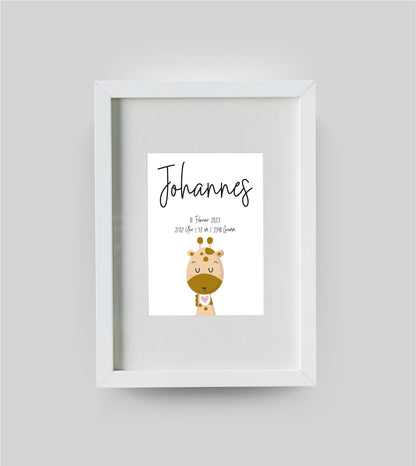 Personalisiertes Geburtsposter “GIRAFFE mit Herz”, Motiv: Giraffe, Bildgröße: DIN A4, Bilderrahmen: Bilderrahmen weiß mit Passepartout, Copyright: 321geschenke.de Sonderanfertigung: Unsere Bilder nach euren Wünschen verändert.