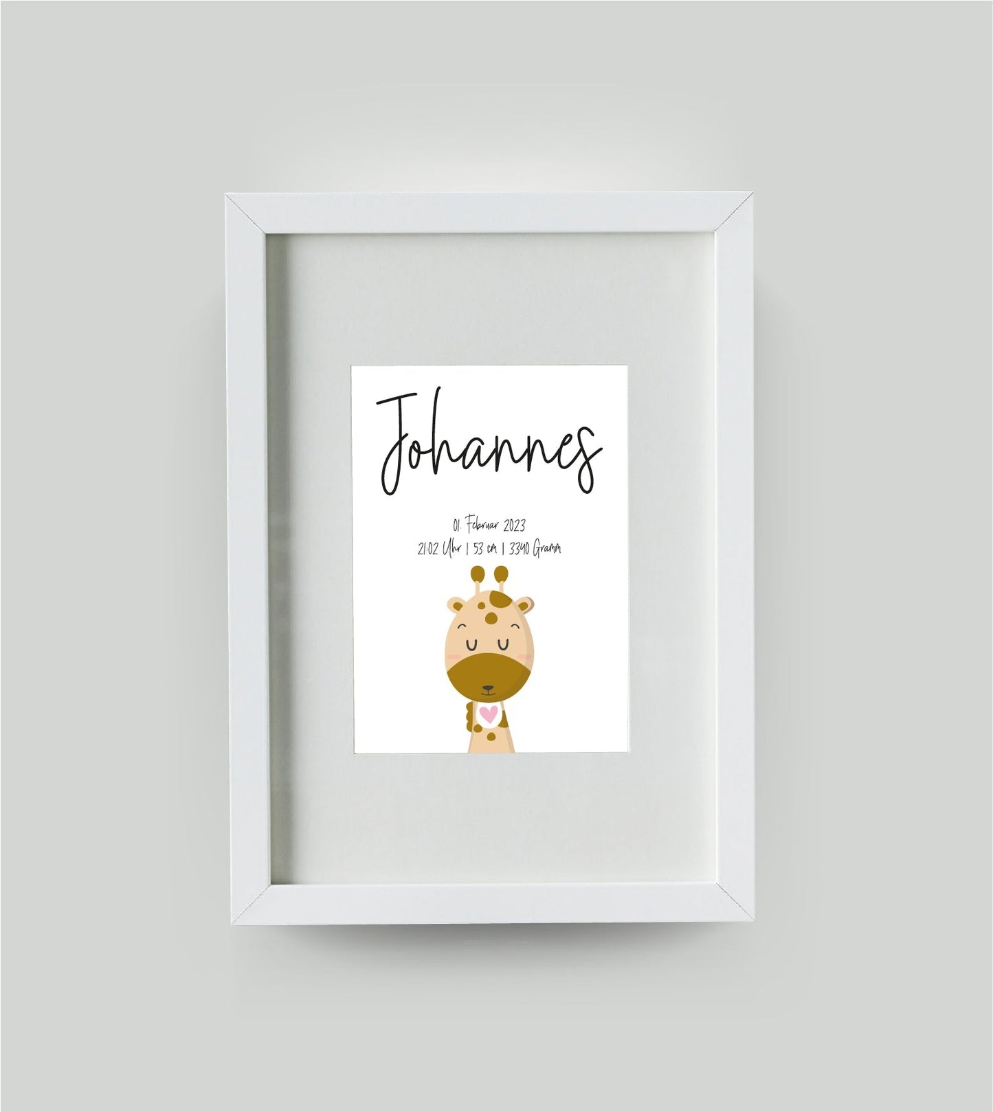 Personalisiertes Geburtsposter “GIRAFFE mit Herz”, Motiv: Giraffe, Bildgröße: DIN A4, Bilderrahmen: Bilderrahmen weiß mit Passepartout, Copyright: 321geschenke.de Sonderanfertigung: Unsere Bilder nach euren Wünschen verändert.