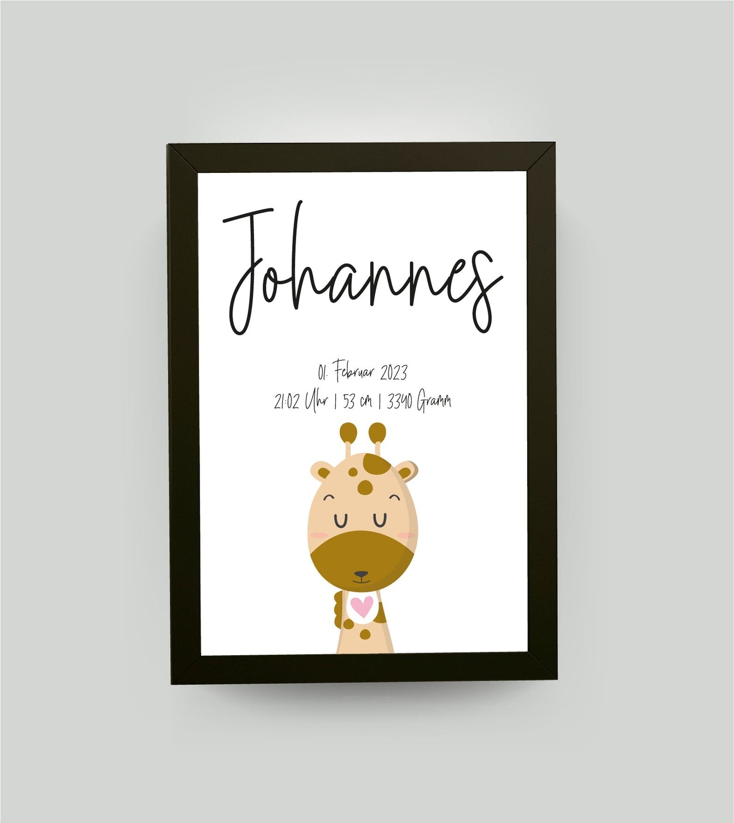 Personalisiertes Geburtsposter “GIRAFFE mit Herz”, Motiv: Giraffe, Bildgröße: 13x18cm, Bilderrahmen: Bilderrahmen schwarz ohne Passepartout, Copyright: 321geschenke.de Sonderanfertigung: Unsere Bilder nach euren Wünschen verändert.