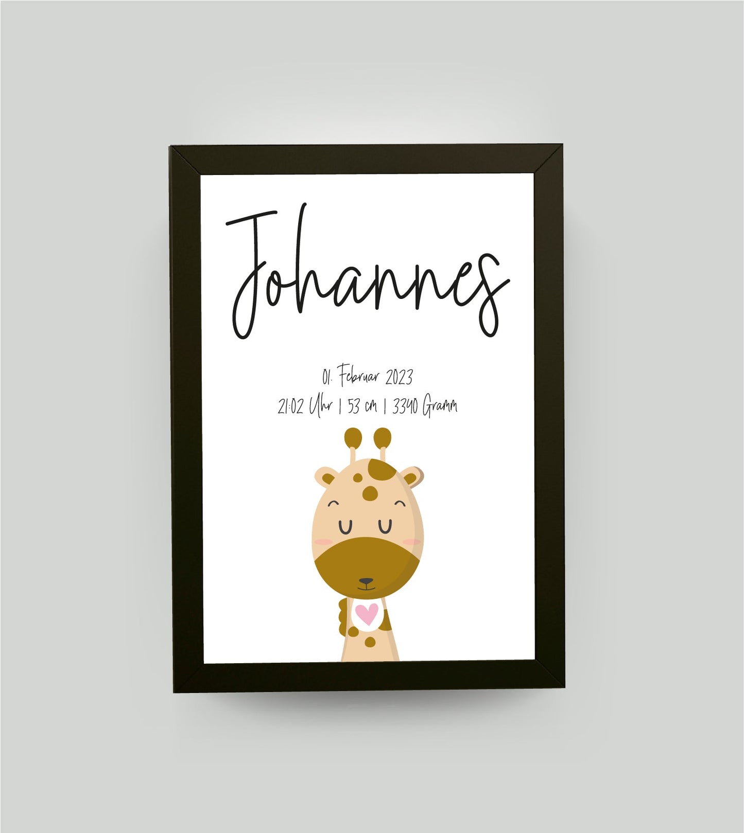 Personalisiertes Geburtsposter “GIRAFFE mit Herz”, Motiv: Giraffe, Bildgröße: 13x18cm, Bilderrahmen: Bilderrahmen schwarz ohne Passepartout, Copyright: 321geschenke.de Sonderanfertigung: Unsere Bilder nach euren Wünschen verändert.
