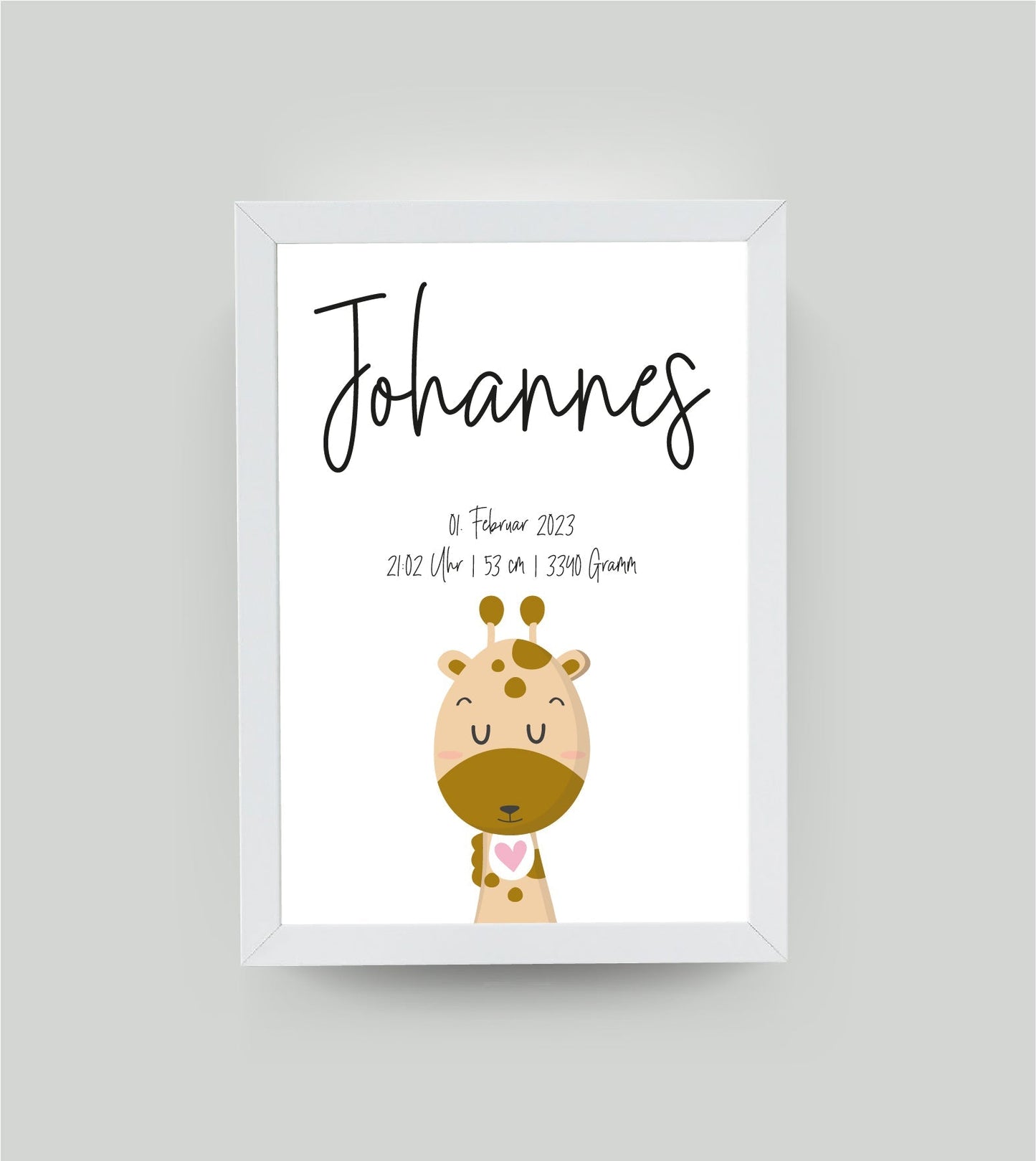 Personalisiertes Geburtsposter “GIRAFFE mit Herz”, Motiv: Giraffe, Bildgröße: 13x18cm, Bilderrahmen: Bilderrahmen weiß ohne Passepartout, Copyright: 321geschenke.de Sonderanfertigung: Unsere Bilder nach euren Wünschen verändert.