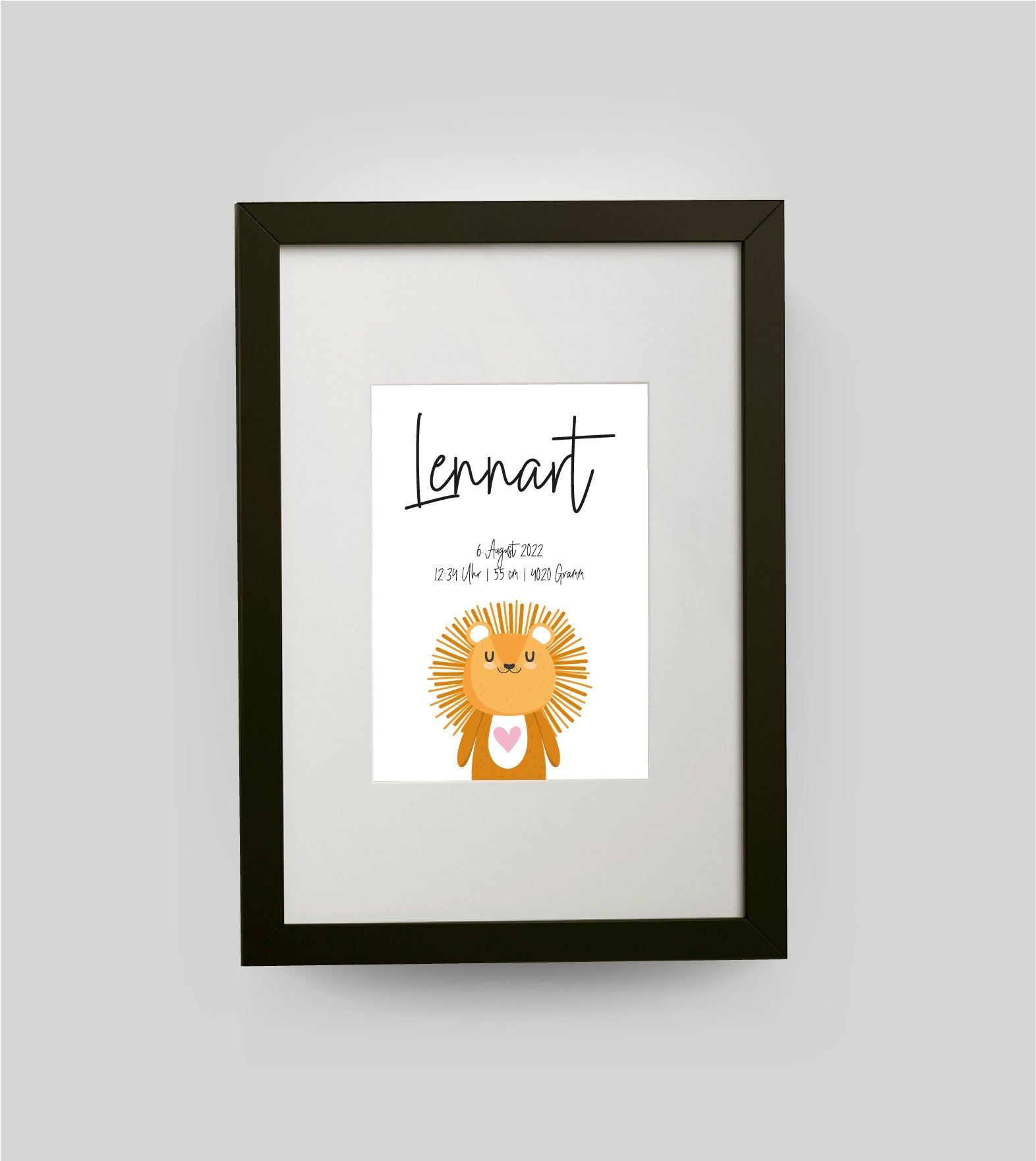 Personalisiertes Geburtsposter “LÖWE mit Herz”, Motiv: Löwe, Bildgröße: DIN A4, Bilderrahmen: Bilderrahmen schwarz mit Passepartout, Copyright: 321geschenke.de Sonderanfertigung: Unsere Bilder nach euren Wünschen verändert.