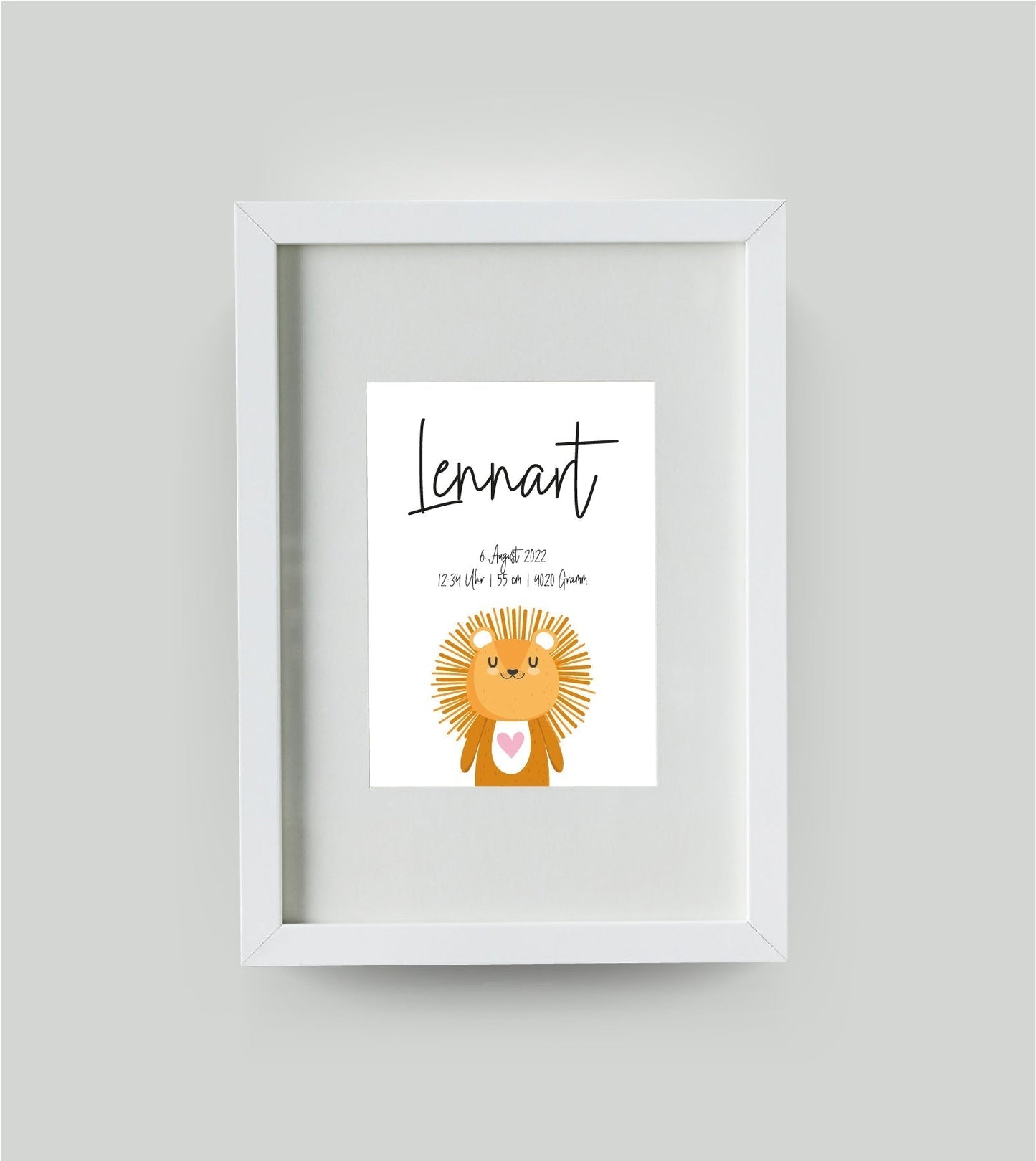 Personalisiertes Geburtsposter “LÖWE mit Herz”, Motiv: Löwe, Bildgröße: DIN A4, Bilderrahmen: Bilderrahmen weiß mit Passepartout, Copyright: 321geschenke.de Sonderanfertigung: Unsere Bilder nach euren Wünschen verändert.
