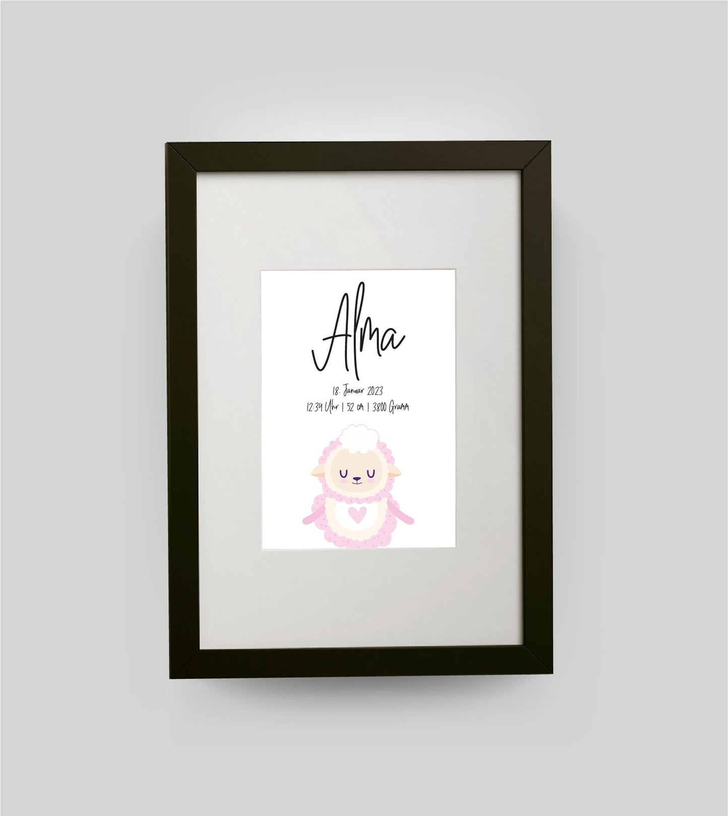 Personalisiertes Geburtsposter “SCHAF mit Herz”, Motiv: Schaf, Bildgröße: DIN A4, Bilderrahmen: Bilderrahmen schwarz mit Passepartout, Copyright: 321geschenke.de Sonderanfertigung: Unsere Bilder nach euren Wünschen verändert.