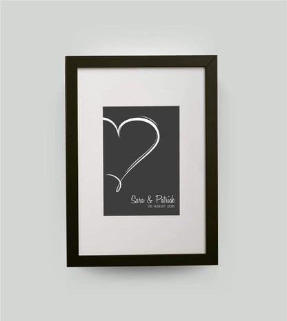 Personalisiertes Bild “Herz”, Bildfarbe: Anthrazit/Schwarz, Bildgröße: DIN A4, Bilderrahmen: Bilderrahmen schwarz mit Passepartout, Copyright: 321geschenke.de