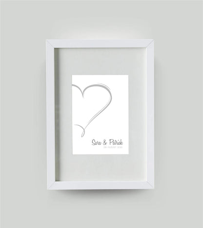 Personalisiertes Bild “Herz”, Bildfarbe: Weiß, Bildgröße: DIN A4, Bilderrahmen: Bilderrahmen weiß mit Passepartout, Copyright: 321geschenke.de