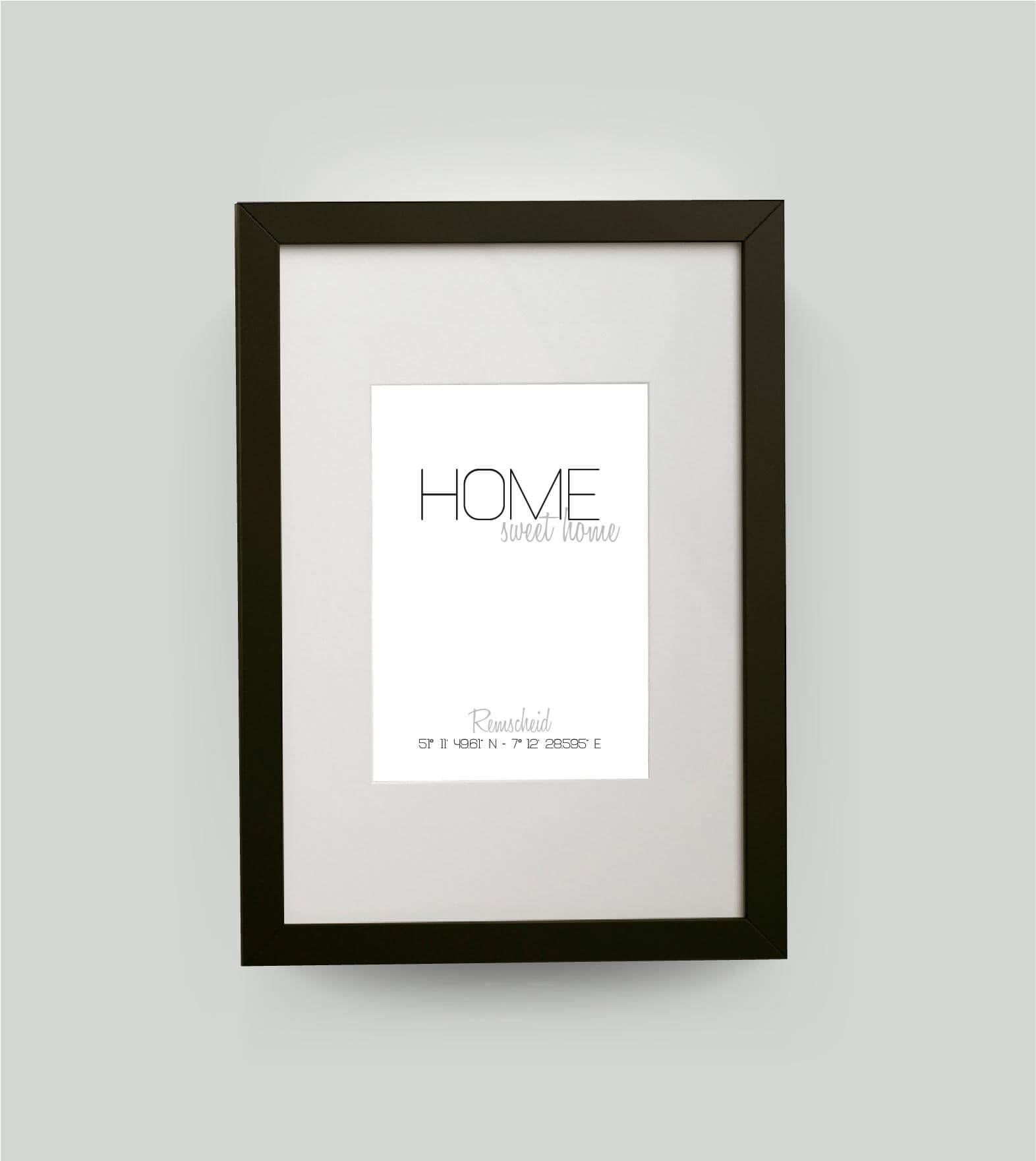 Personalisiertes Koordinatenbild “HOME sweet home”, Bildfarbe: Weiß, Bildgröße: DIN A4, Bilderrahmen: Bilderrahmen schwarz mit Passepartout, Copyright: 321geschenke.de