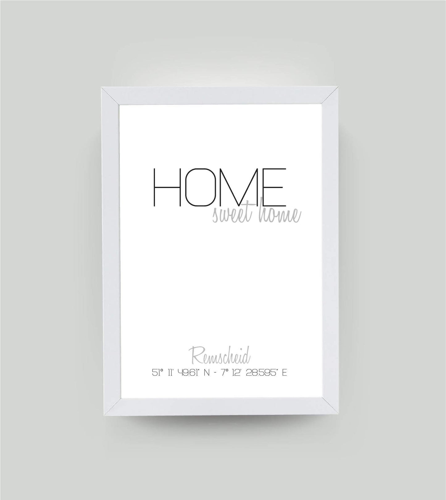 Personalisiertes Koordinatenbild “HOME sweet home”, Bildfarbe: Weiß, Bildgröße: 13x18cm, Bilderrahmen: Bilderrahmen weiß ohne Passepartout, Copyright: 321geschenke.de