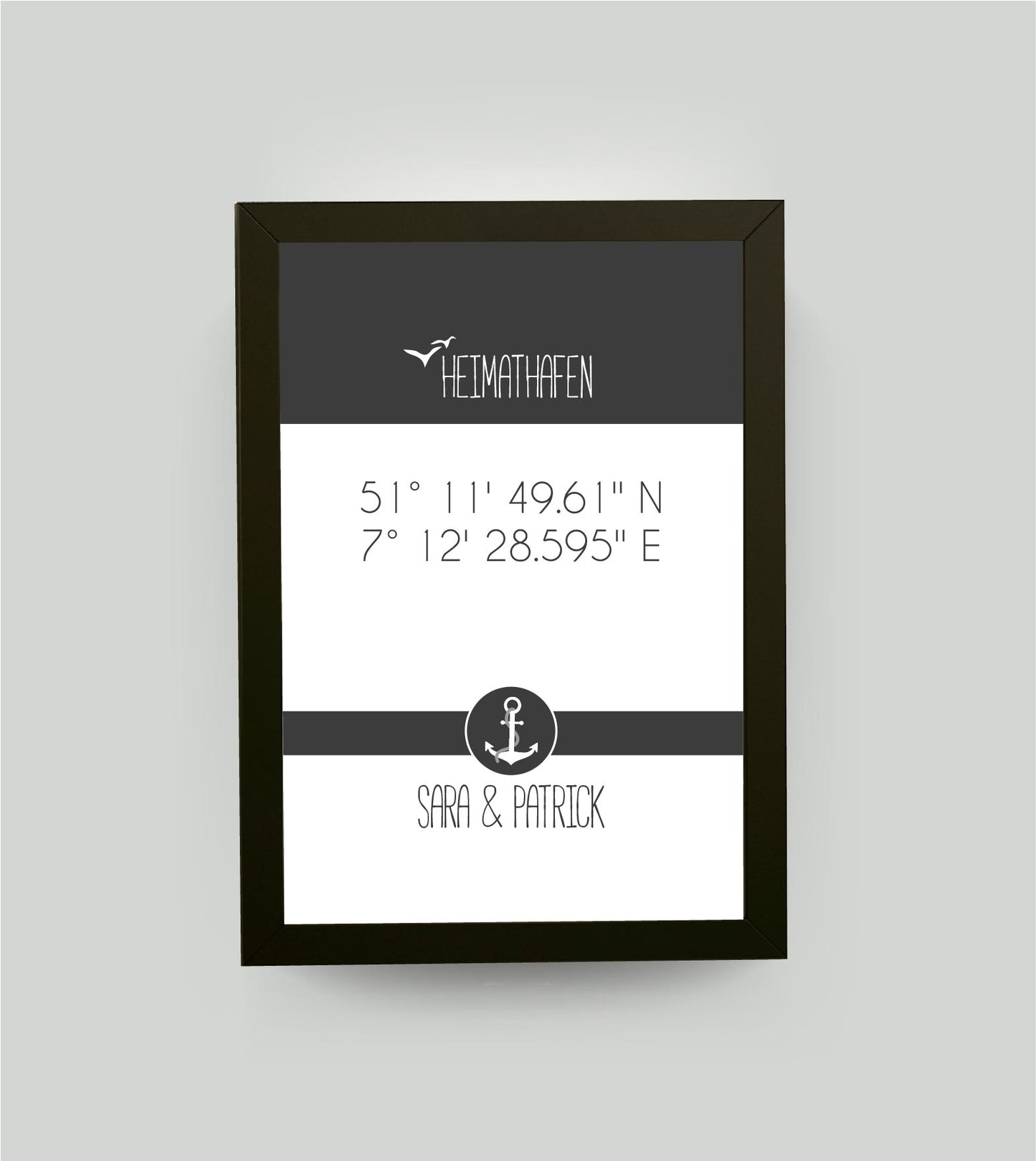 Personalisiertes Koordinaten Bild “HEIMATHAFEN” mit Anker, Bildfarbe: Anthrazit/Schwarz, Bildgröße: 13x18cm, Bilderrahmen: Bilderrahmen schwarz ohne Passepartout, Copyright:321geschenke.de