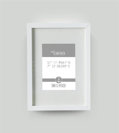 Personalisiertes Koordinaten Bild “HEIMATHAFEN” mit Anker, Bildfarbe: Grau, Bildgröße: DIN A4, Bilderrahmen: Bilderrahmen weiß mit Passepartout, Copyright:321geschenke.de