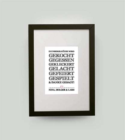 Personalisiertes Bild “In unserer Küche ….”, Variante: Variante 1, Bildgröße: DIN A4, Bilderrahmen: Bilderrahmen schwarz mit Passepartout, Copyright: 321geschenke.de