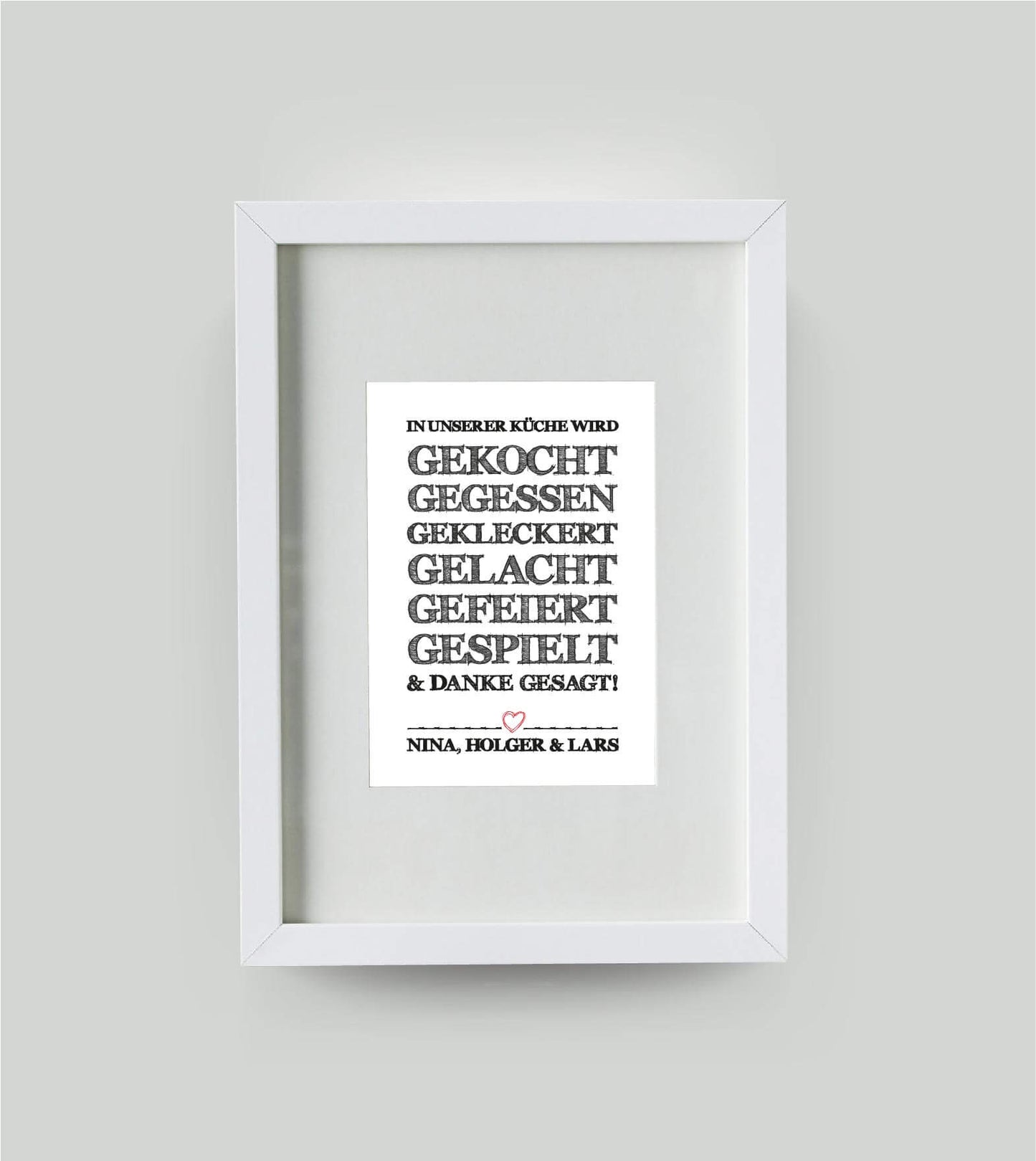 Personalisiertes Bild “In unserer Küche ….”, Variante: Variante 1, Bildgröße: DIN A4, Bilderrahmen: Bilderrahmen weiß mit Passepartout, Copyright: 321geschenke.de