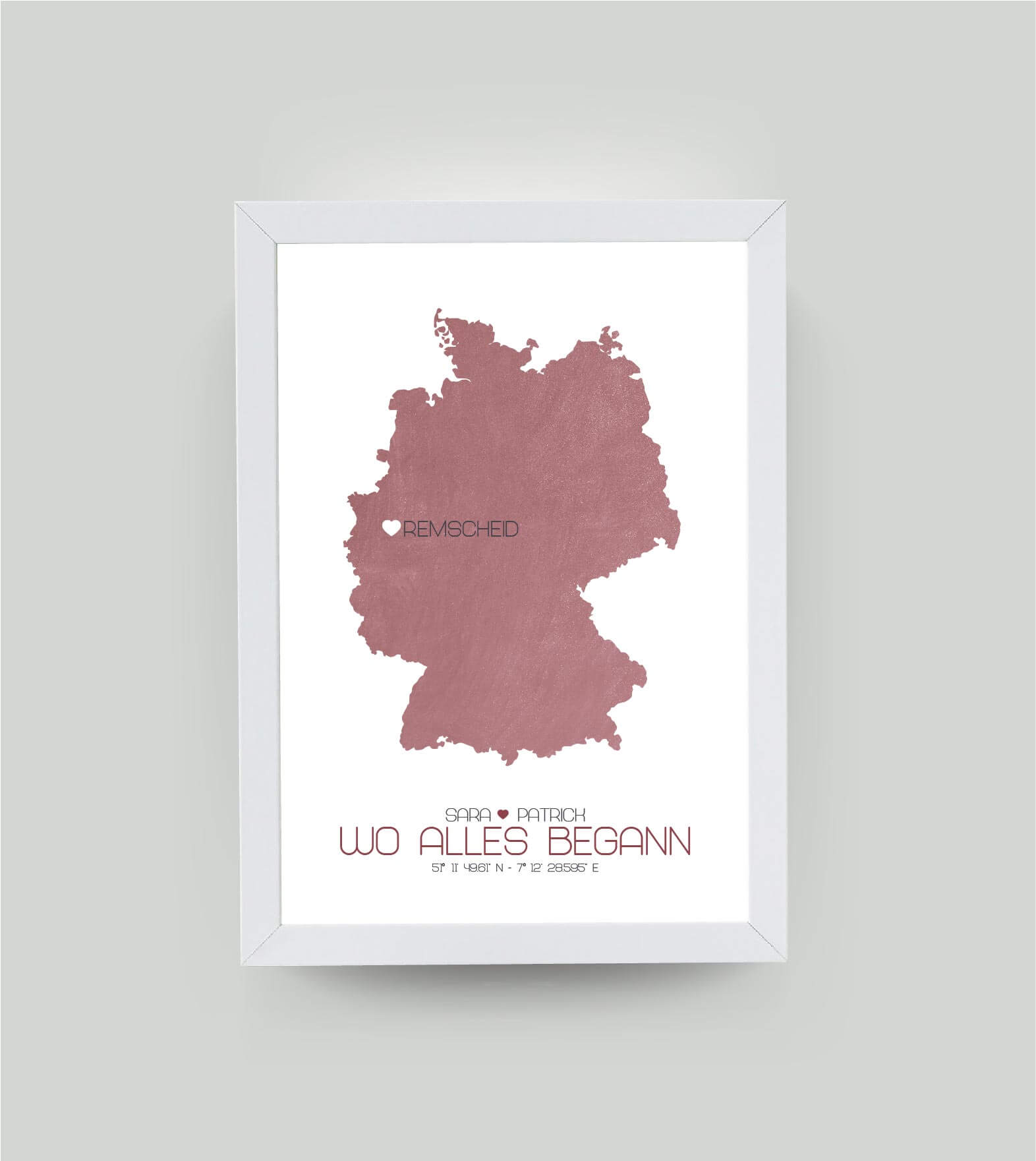Personalisiertes Koordinaten Bild “Landkarte – Wo alles begann”, Bildfarbe: Rot, Bildgröße: 13x18cm, Bilderrahmen: Ohne Bilderrahmen, Copyright: 321geschenke.de