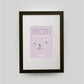 Personalisiertes Bild “MOM = WOW”, Bildfarbe: Pastell-Lila, Bildgröße: DIN A4, Bilderrahmen: Bilderrahmen schwarz mit Passepartout, Copyright: 321geschenke.de