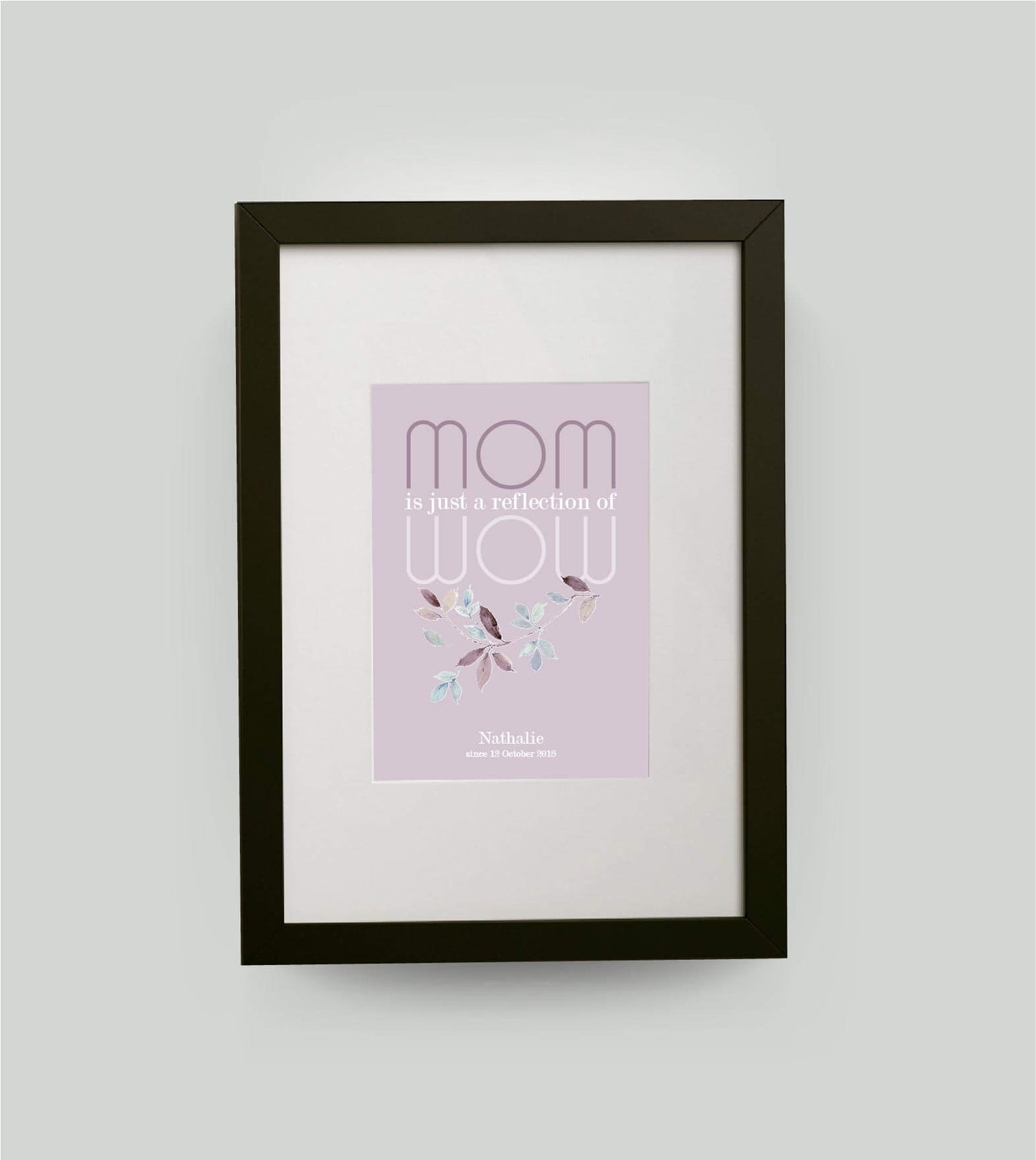 Personalisiertes Bild “MOM = WOW”, Bildfarbe: Pastell-Lila, Bildgröße: DIN A4, Bilderrahmen: Bilderrahmen schwarz mit Passepartout, Copyright: 321geschenke.de