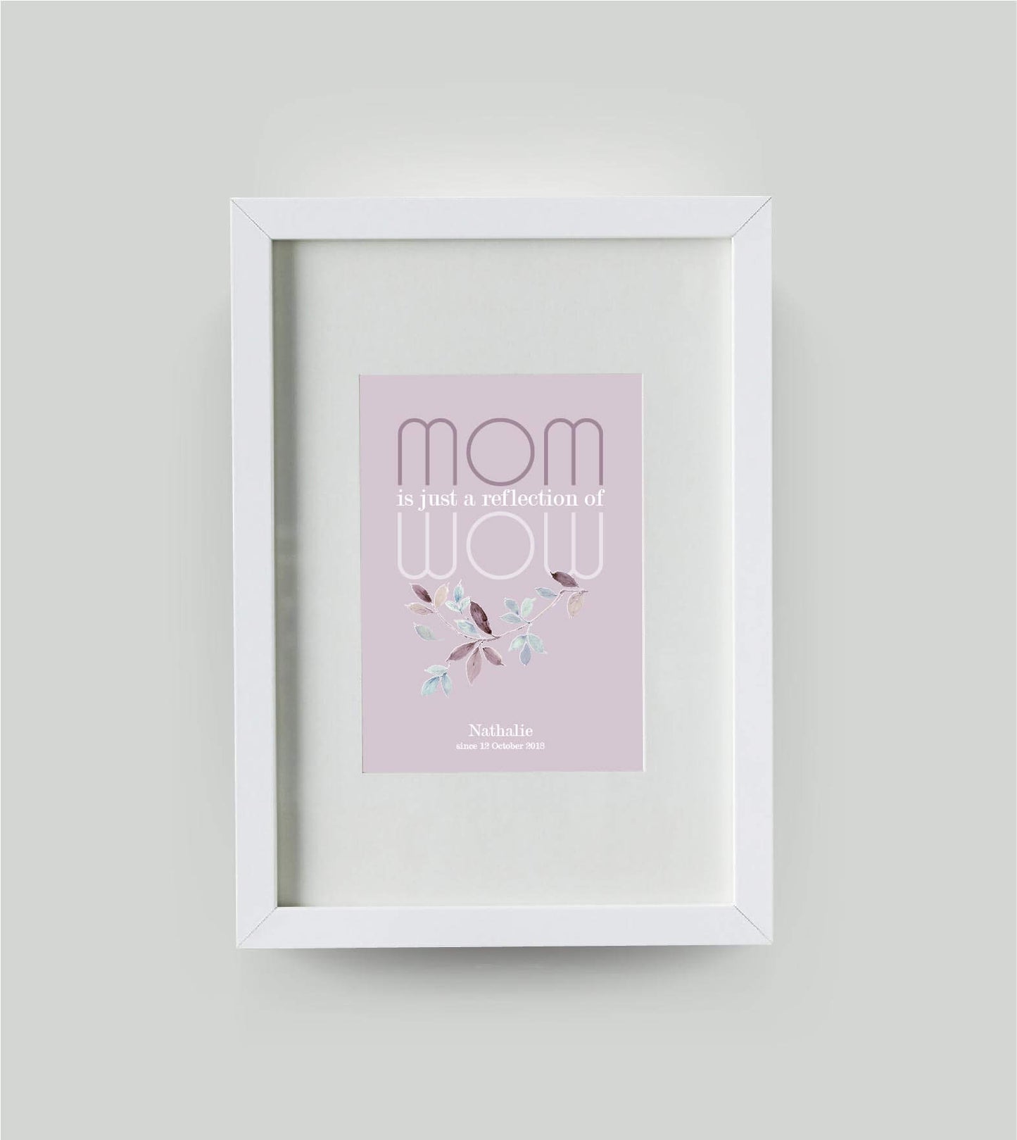 Personalisiertes Bild “MOM = WOW”, Bildfarbe: Pastell-Lila, Bildgröße: DIN A4, Bilderrahmen: Bilderrahmen weiß mit Passepartout, Copyright: 321geschenke.de