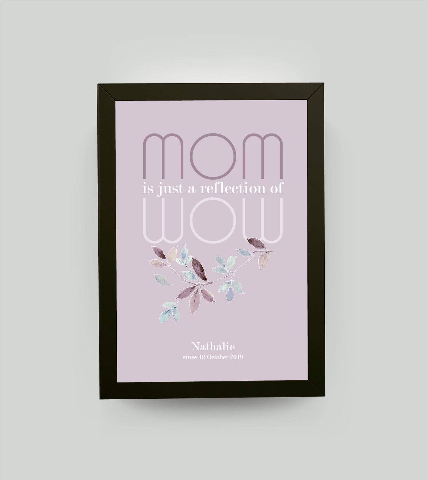 Personalisiertes Bild “MOM = WOW”, Bildfarbe: Pastell-Lila, Bildgröße: 13x18cm, Bilderrahmen: Bilderrahmen schwarz ohne Passepartout, Copyright: 321geschenke.de